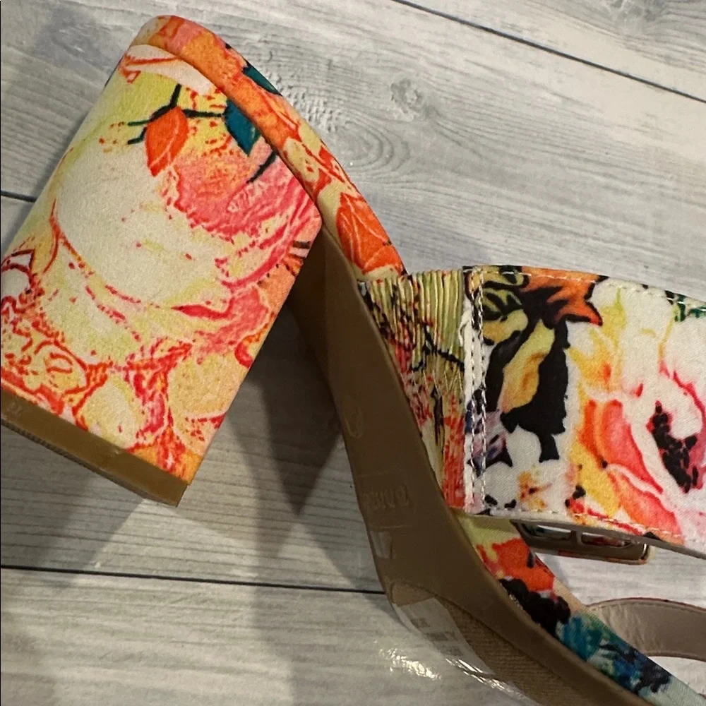 BAMBOO Sz 8.5 Floral Block Heels Vibrant Floral Design • NEW! - Picture 4 of 7